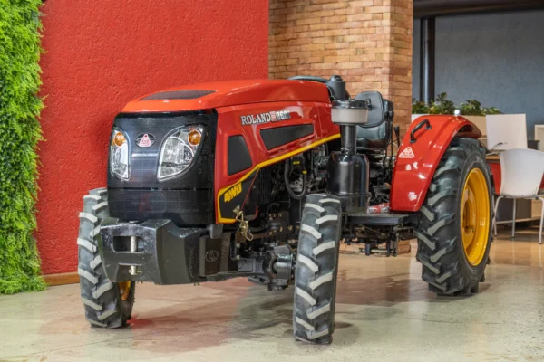 TRACTOR H060C 4WD CON RUEDAS AGRÍCOLAS - Image 2